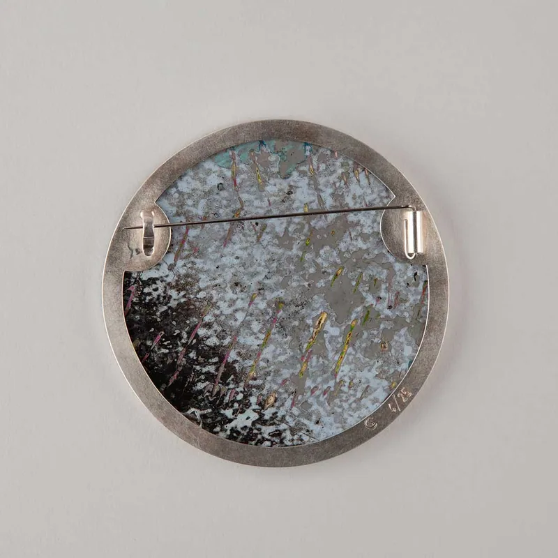 Brosch från serien Contained Worlds nr. 4/25 – Carina Shoshtary