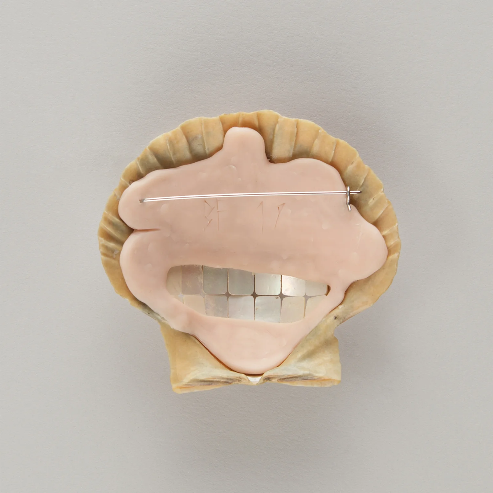 Pearly whites — bild 3 av 4